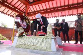 Khofifah Ziarah ke Makam Gubernur Pertama Jatim
