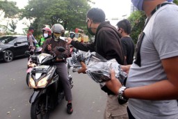 Makmu Bagi 2.000 Masker, Hand Sanitizer dan Nasi Bungkus