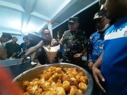 Bupati Malang Pantau Dapur Umum Korban Banjir Desa Sitiarjo