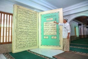 Masjid Tertua se-Keresidenan Pekalongan yang Simpan Al-Qur’an Raksasa