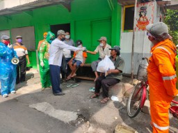 Warga Ngagel Dadi Patungan Beri Sumbangan Untuk Dhuafa Terdampak Covid-19