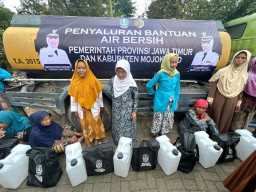 Gubernur Khofifah  Ajak Gotong Royong Pastikan Distribusi Air Bersih Berjalan Lancar