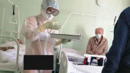Perawat Covid Rusia Ini hanya Kenakan Bra dan CD di Balik APD Transparan