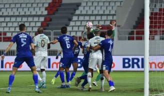PERSIB Unggul 1-0 atas PSIS Semarang di Babak Pertama: Drama Kartu Merah dan Gol Krusial Kuipers