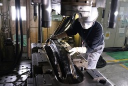 Nissan Kembangkan Mobil dengan Bahan Serat Karbon
