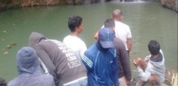 Terjun ke Sungai Pemuda Kampung Lando, Manggarai Hilang