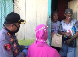 Peduli Warga, Polres Sula Bagi-Bagi Sembako