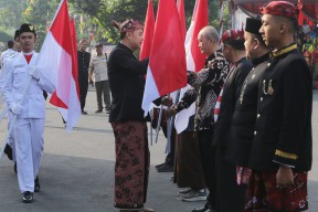 Sukseskan Pembagian 10 Juta Bendera Merah Putih, Semua ASN Pemkot Surabaya Wajib Sumbang Bendera