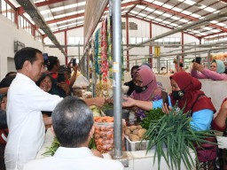 Presiden Pantau Harga Kebutuhan Pokok di Pasar Cepogo, Boyolali