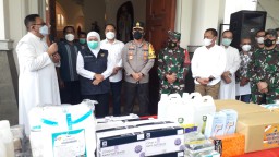 Gubernur Khofifah  Tinjau  Gereja Katedral di Surabaya dan Malang