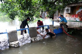 Surabaya Dilanda Banjir Parah, Wali Kota Eri Bermalam di Lokasi untuk Koordinasi Langsung