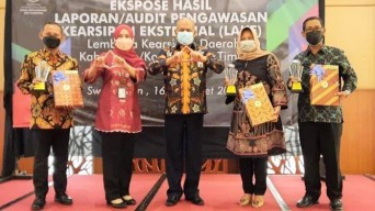 Disperpusip Jatim Berikan Penghargaan Pengawasaan Kearsipan Tahun 2021