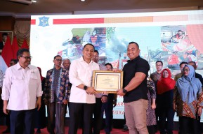 HUT ke-78 PMI, Wali Kota Eri Cahyadi Beri Penghargaan Ratusan Pendonor Darah 50 Kali