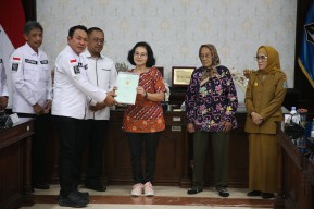 Pemkot Surabaya Serahkan Sertifikat HGB di Atas HPL, Solusi Tuntas Polemik Surat Ijo