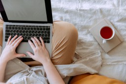 Awas, Sinar Biru Gadget Bahayakan Kulit