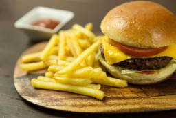 Kurangi Ketagihan Junk Food, Lakukan Cara Ini