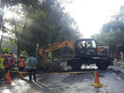 Pipa di Jalan Kertajaya Bocor, PDAM Surabaya Pasang Pipa Baru