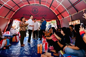 Presiden Jokowi Tinjau Posko Pengungsi Korban Kebakaran TBBM Pertamina Plumpang