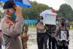Kapolda Papua Lepas Tiga Jenazah Korban Bentrok Polri-TNI