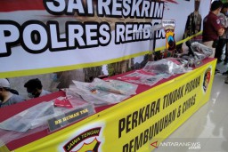 Pelaku Pembunuhan Satu Keluarga Berusaha Bunuh Diri Minum Pestisida