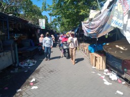 Polsek Tenggilis dan Tiga Pilar Semprot Pasar