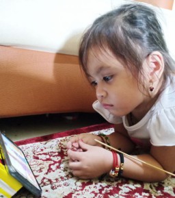 Batasi Penggunaan Ponsel untuk Anak dengan Metode 20:20