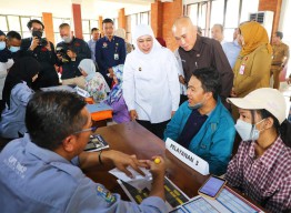 Gubernur Khofifah Pastikan Aduan Masyarakat Terselesaikan Secara Tuntas