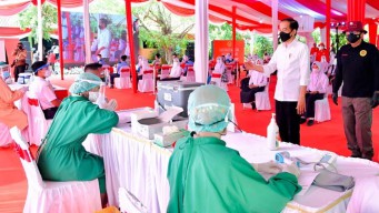 Presiden Joko Widodo Tinjau Vaksinasi Covid-19 bagi Pelajar di Madiun