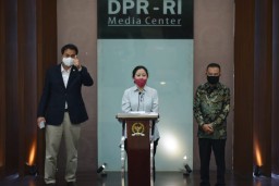 Serahkan Bantuan Sembako, Puan Minta Warga Tunda Mudik