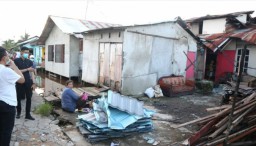 Puting Beliung Terjang 300 Rumah di Pontianak