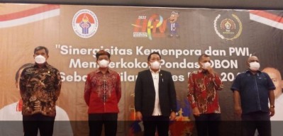 Ridwan Kamil dan Ahmad Saefudin Terima Penghargaan Inisiator Olahraga