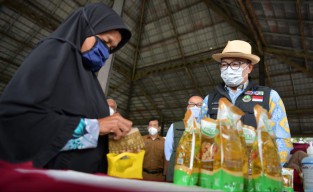1.500 Kemasan Minyak Goreng Dijual Rp14.000 per Liter