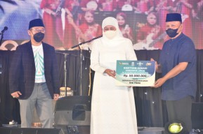 Gubernur Jatim Hadiri Konser Santri untuk Indonesia