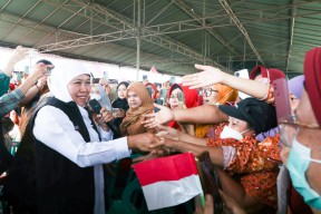 Khofifah Serahkan BLT DBHCT pada 5.030 Buruh Pabrik Rokok Jatim