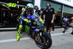 Rossi Berat Meninggalkan Kru Tim Yamaha