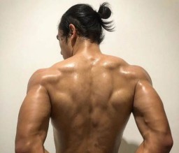 Ryuji Utomo Pamer Otot ala Ade Rai