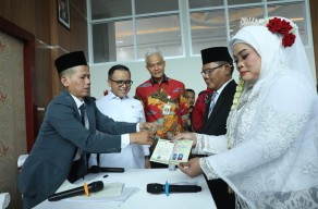 Ketika Ganjar dan Menpan RB Jadi Saksi pada Nikah Gratis di MPP Sragen