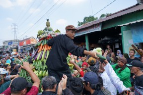 Wali Kota Surabaya Hadiri Sedekah Bumi dan Arak-Arakan Gunungan di Simo Gunung Barat