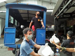 Pemkot Surabaya Salurkan Paket Sembako Untuk 60 Ribu Lebih Kepala Keluarga