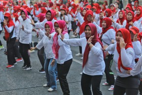 Ada Gebyar Senam Perwosi, Jalan Tunjungan Surabaya Berubah Jadi Merah Putih