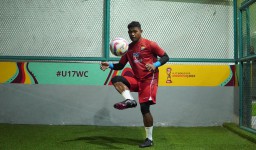 Persib Bandung Gelar Latihan Terakhir di Ruang Pemanasan Akibat Hujan Deras di Surabaya