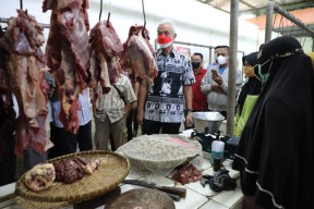 Sidak Pasar Wage, Ganjar Temukan Harga Daging Naik