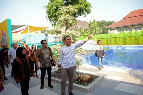 Wali Kota Surabaya Eri Cahyadi Inspeksi Kolam Renang dan Bozem Jambangan