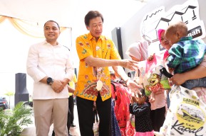 Jadi Pelopor Orang Tua Asuh Anak Stunting, Wali Kota Eri Cahyadi Berikan Penghargaan ke PT Susanti Megah