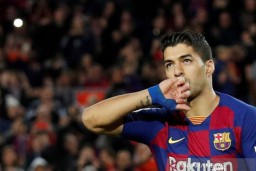 Kritik Pemangkasan Gaji, Suarez Terluka