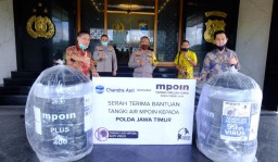 Polda Jatim Terima Sumbangan Tangki Air Anti Virus