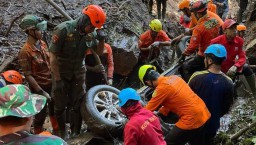 Bencana Longsor di Jalur Pacet-Cangar: 10 Korban Jiwa, Evakuasi Berlangsung Dramatis