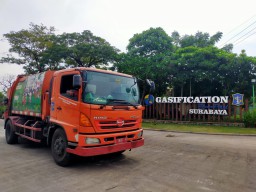 Atasi Bau Sampah, DLH Surabaya Tambah Armada Truk Compactor