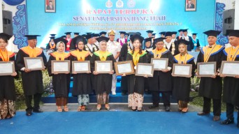 Rektor Universitas Hang Tuah Surabaya Kukuhkan 579 Wisudawan