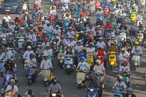 Kenalkan Keguyuban Surabaya, Wali Kota Eri Cahyadi Sunmori bersama Ribuan Komunitas Vespa